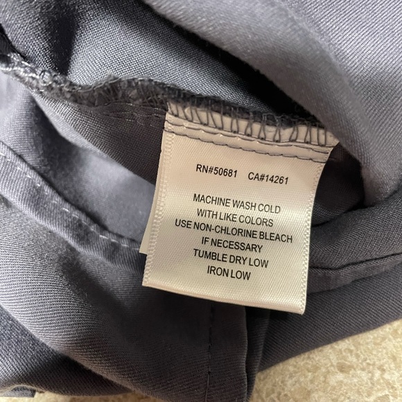 Gray’s Anatomy Barco gray short sleeve scrub top. pockets & button waist small - Picture 7 of 7